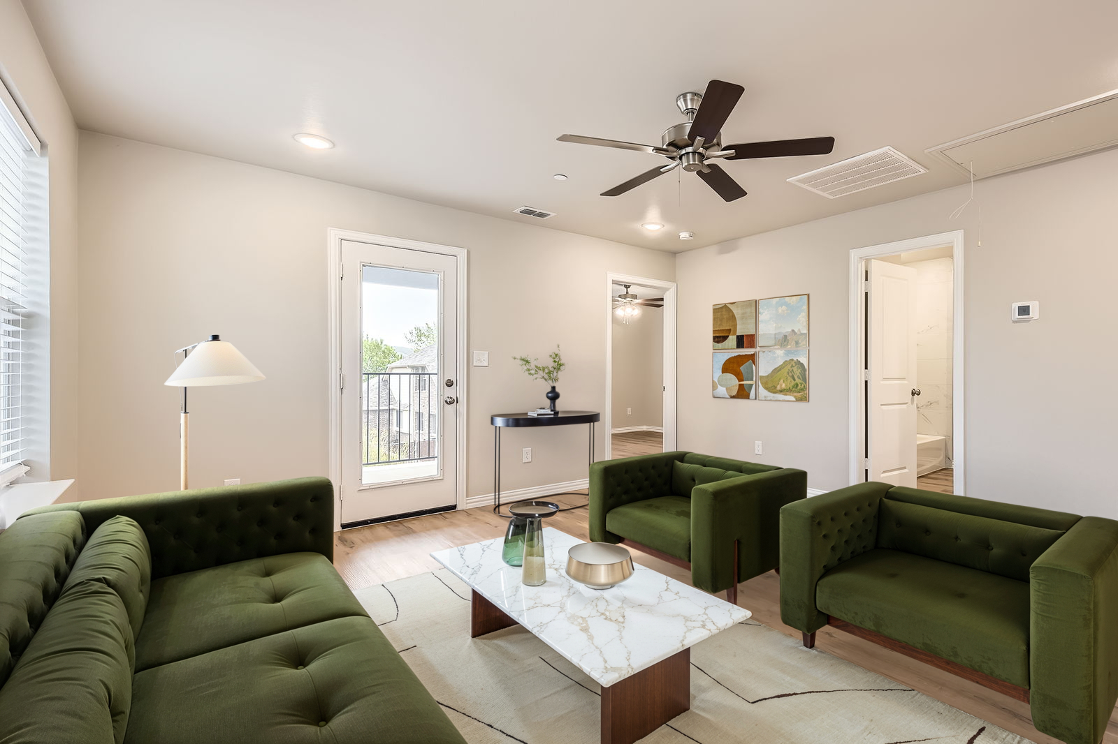 Magnolia_Townhomes_-_Cypress_1020_E_Golden_Ln_-_Web_Quality_-_022_-_27_2nd_Floor_Living_Room_16-04-25_14_28