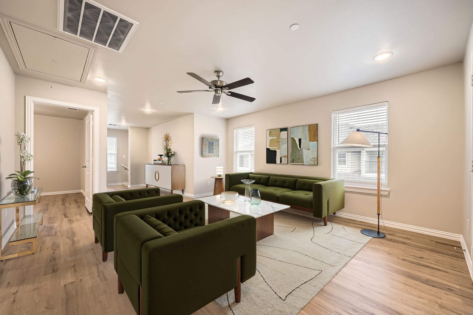 Magnolia_Townhomes_-_Cypress_1020_E_Golden_Ln_-_Web_Quality_-_024_-_29_2nd_Floor_Living_Room_16-04-25_14_52