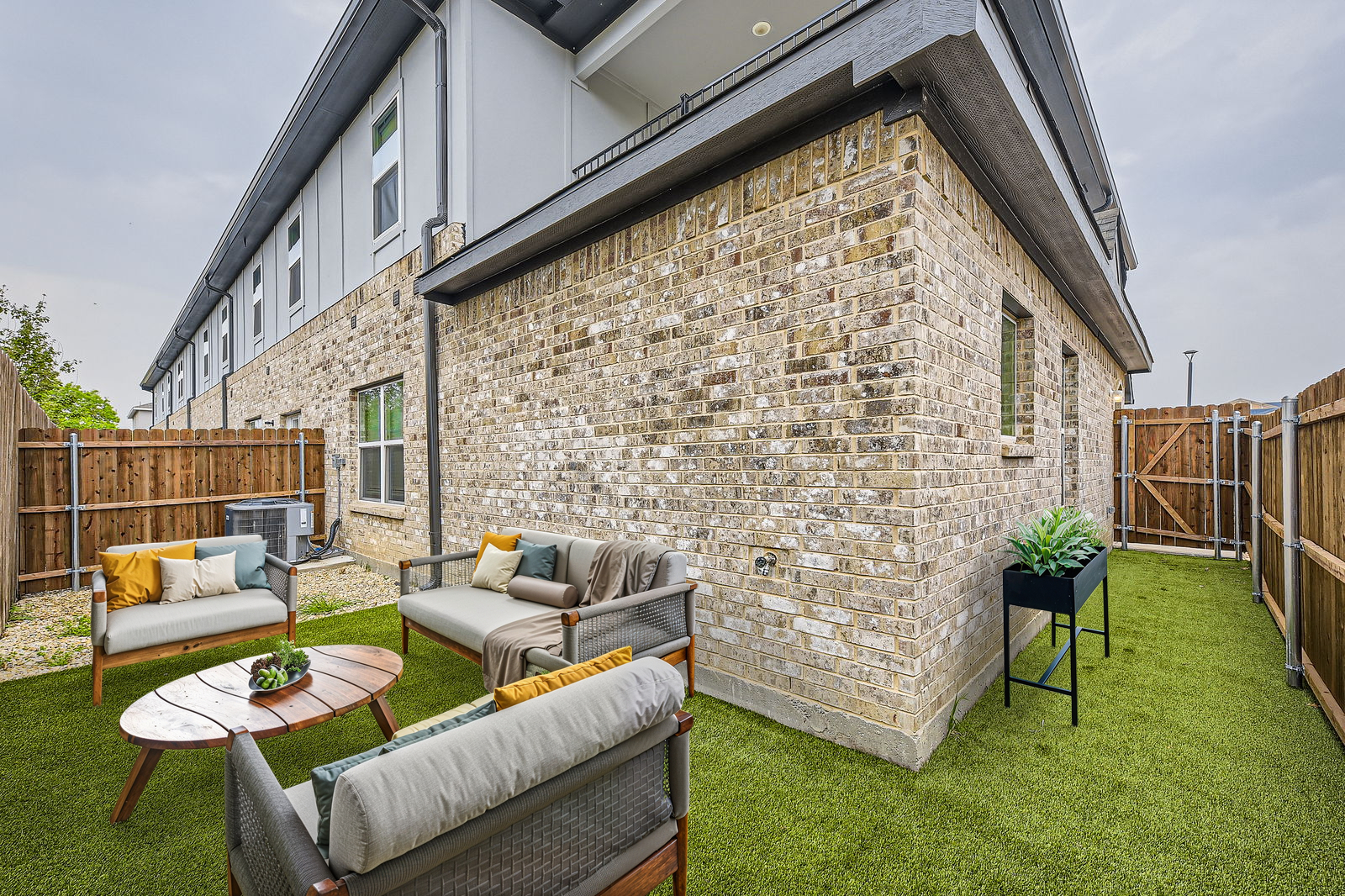 Magnolia_Townhomes_-_Cypress_1020_E_Golden_Ln_-_Web_Quality_-_028_-_34_Backyard_15-04-25_13_49